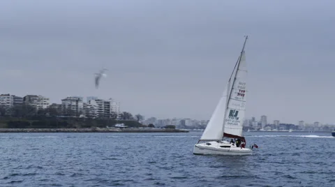 Sailboat floating on the waves Stockbeeldmateriaal 62504390