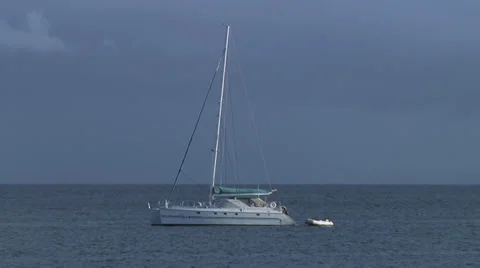 Sailboat floating zoomout Vidéo 31272940