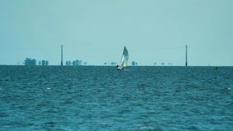 Sailboat in full wind 스톡 동영상 92946124