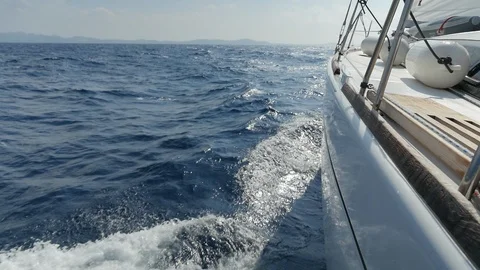 Sailboat going fast on ocean 库存影片 95016236