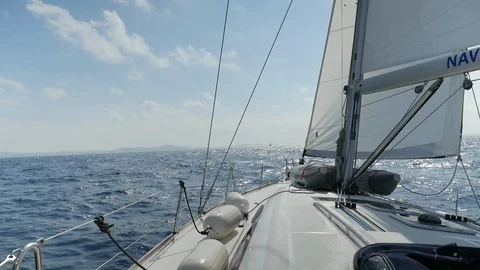Sailboat going on ocean 库存影片 95016097