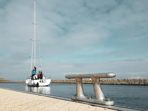 Sailboat in harbor getting ready to attach to mooring	 Foto stock