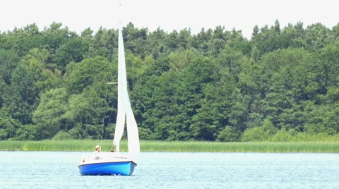 Sailboat on the lake Stockbeeldmateriaal 51867499