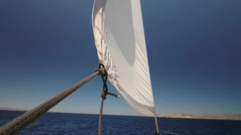 Chiroyli yalangoch ayolning tasodifiy fotosurati