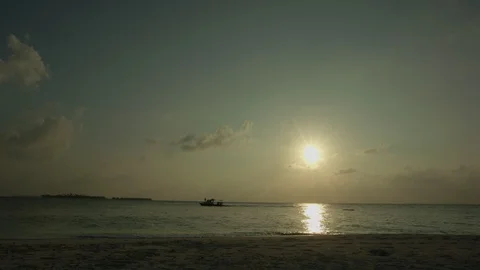 Sailboat in the ocean of  evening sunset background. Vídeo Stock 121682920