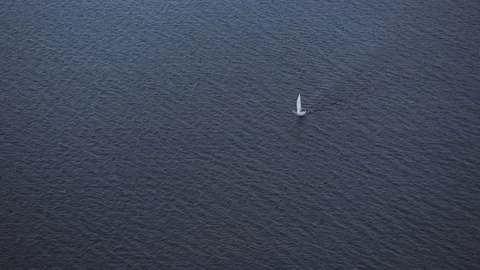 A sailboat on the ocean Vídeo Stock 95089822