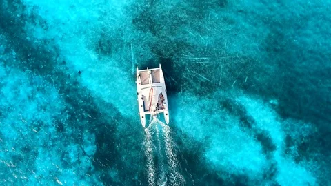 Sailboat overhead in blue waters 動画素材 84289015
