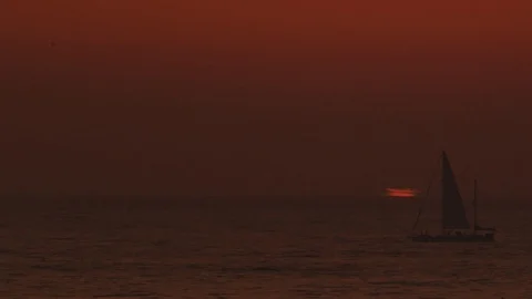 Sailboat passes the last part of a setting sun Vídeo Stock 110860398
