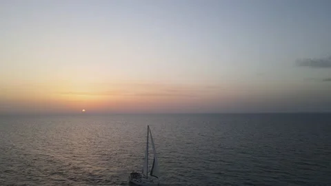 Sailboat sailing alone at sunset Vídeos de archivo 167701823