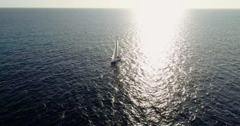Sailboat sailing in the middle of the Sea with the reflection of the light in th Video stock 147638425