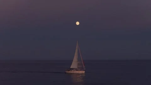 Sailboat sailing under the light of the full moon 스톡 동영상 331061263