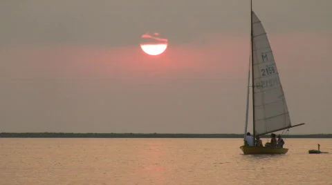 Sailboat At Sunset Vídeos de archivo 519645