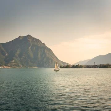 Sailboat at Sunset 库存照片