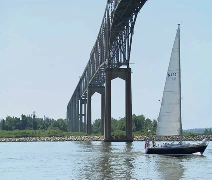 Sailboat under bridge Видео 39440693