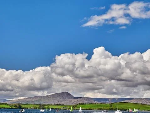 Sailboats on a Lake Beneath Dramatic Clouds Fotos Stock