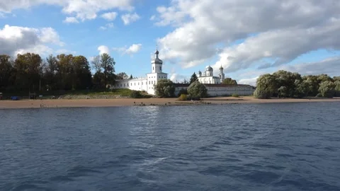 Sailing along the river past the monastery Vídeo Stock 346289024