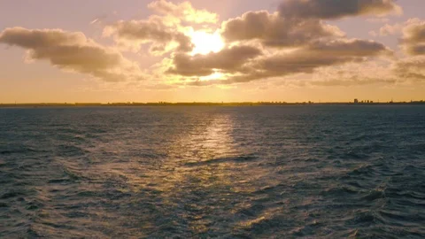 Sailing away from solid land sunset wake of ferry. Vidéo 106248235