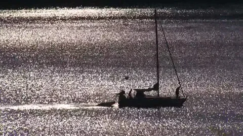 A sailing boat in back lighting in Serifos. Vidéo 37179812