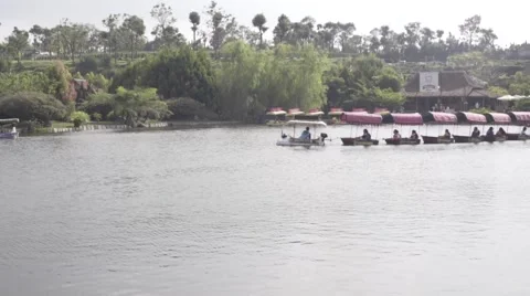 Sailing a boat in floating market Video stock 56589340