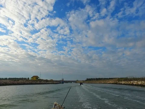 Sailing on boat Stockbeeldmateriaal 81025637