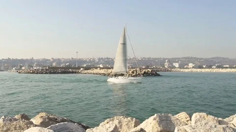 Sailing boat leaving the harbor 스톡 동영상 73287315