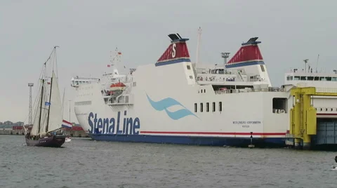 Sailing boat passing by big Stenaline ferry in harbor of Rostock Vídeo Stock 67573776