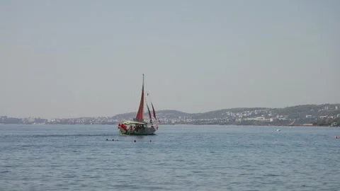 Sailing boat with red sails Stock-Footage 256315565