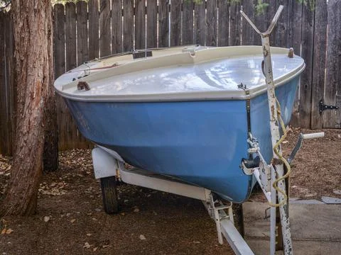 Sailing dinghy on a trailer in backyard Foto stock