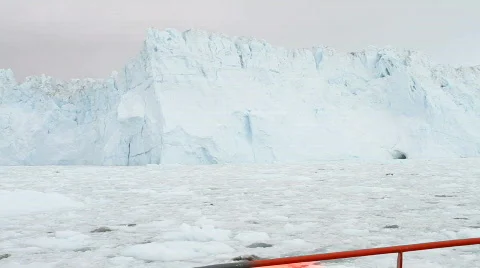 Sailing by the Eqi glacier Video stock 840759