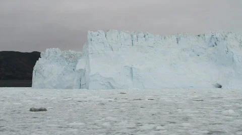 Sailing by the Eqi glacier Video stock 840883