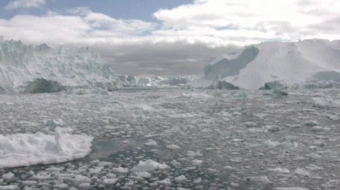 Sailing in icy waters  Video stock 630005