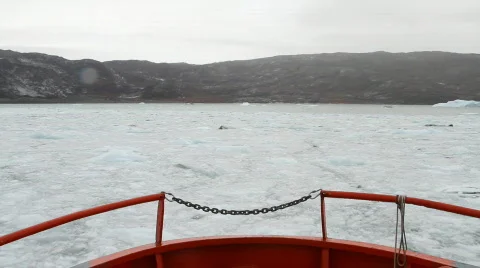 Sailing in icy waters Video stock 840839