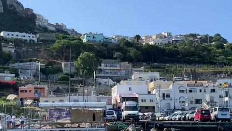 Sailing the island of capri 库存影片 203406512