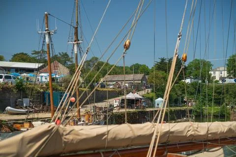 Sailing Rigging Frames View of Historic Boats Moored in Picturesque Coastal Foto stock