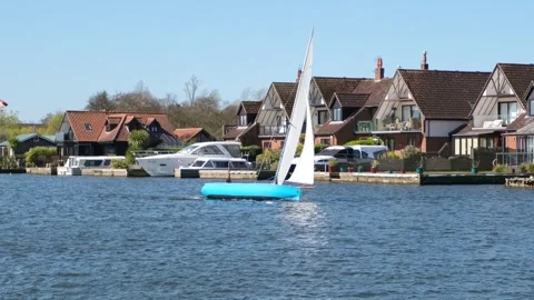 Sailing on the River Bure, Norfolk Broads Vídeo Stock 306459783