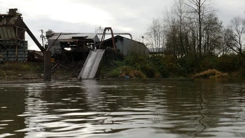 Sailing river in November (variant). 库存影片 74713390
