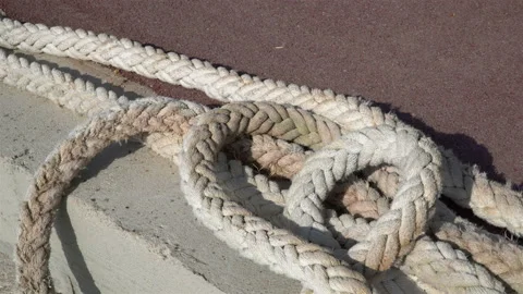 Sailing rope lying on the shore in the harbor. Vídeos de archivo 106580915