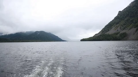 Sailing on a ship across the lake between the mountains Vidéo 71470424