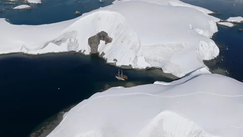Sailing Ship Beside Sunken Whaling Vessel in Antarctica Vídeos de archivo 343374389