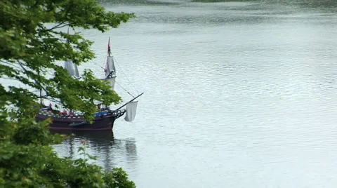 Sailing ship emerges from trees on the Hudson River Vidéo 994961