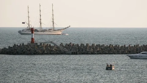 Sailing ship khersones in the open black sea. Rest on a yacht. Outdoor. Vidéo 111992286