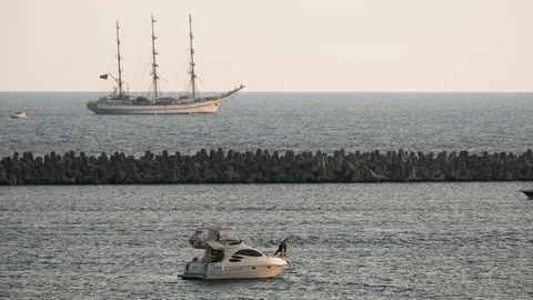 Sailing ship khersones in the open black sea. Rest on a yacht. Outdoor. Vidéo 111992597