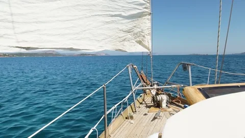 A sailing ship in the sea going towards a beautiful island Vídeo Stock 83321670