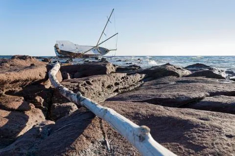Sailing ship stranded on the rocks Foto stock