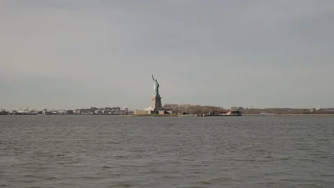 Sailing by the statue of liberty Vídeos de archivo 172329661