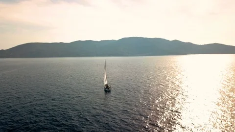 Sailing at sunset Vídeos de archivo 122849111