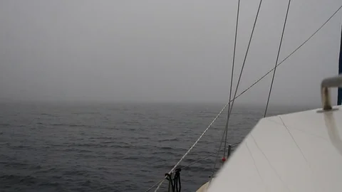 Sailing through mist Stockbeeldmateriaal 108835248
