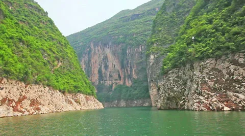 Sailing through the Three Little Gorges in Yangtze River, China Vidéo 35718003