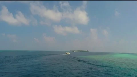 Sailing through the tiny islands of the Maldives Stockbeeldmateriaal 134288406