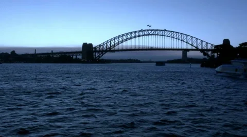 Sailing toward Sydney Harbour Bridge after Sunset. Vidéo 68340442